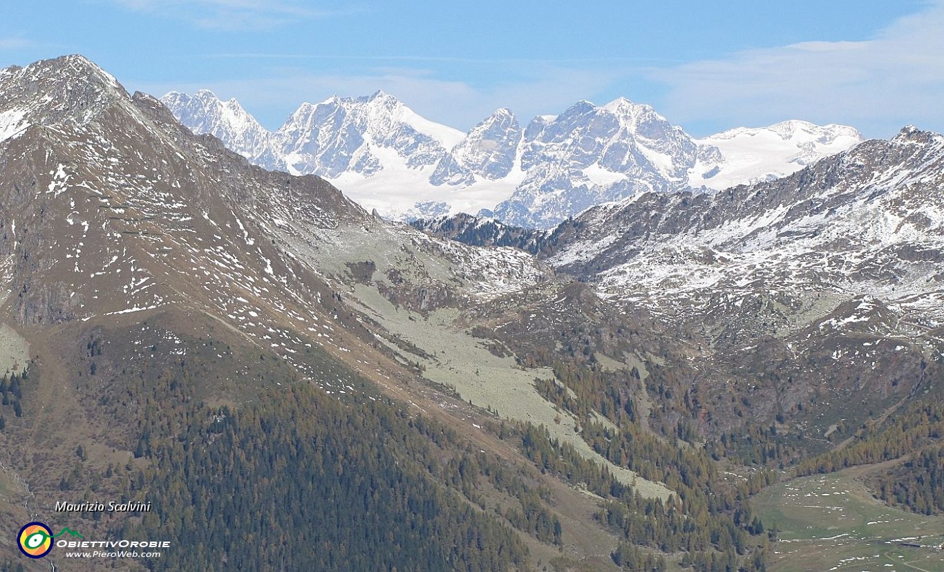 49 Dietro il Passo Dordona spunta il gruppo del Bernina....JPG